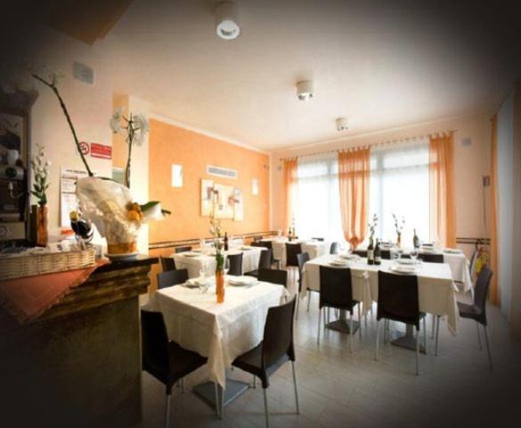 Hotel Ristorante Klaus 波尔图托尔 外观 照片